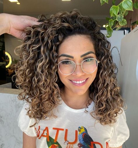 Bayalage On Curly Hair Dark Brown, Short Curly Hair With Balayage, Curly Colored Hair Highlights, Natural Curly Hair Balayage Brown, Naturally Curly Blonde Hair Highlights, Dark Curly Hair With Balayage, Curly Hair Colors Ideas Highlights, Balayage For Dark Curly Hair, Curly Hairstyles Balayage