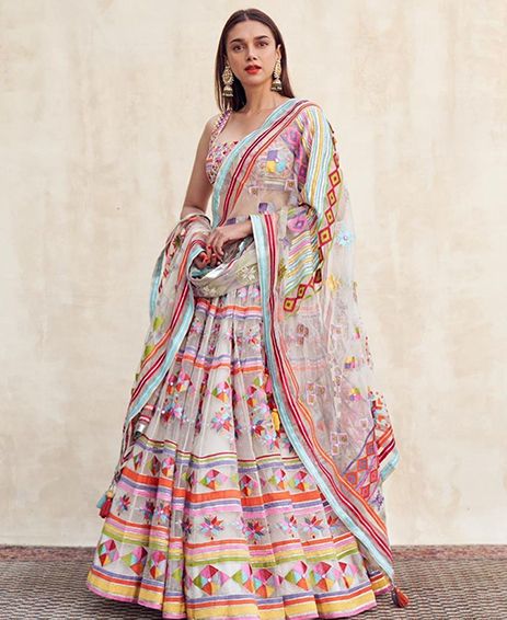 Aditi Rao Hydari Lehenga Choli Latest, Aditi Rao Hydari, Indian Bridesmaid Dresses, Aditi Rao, Indian Outfits Lehenga, Traditional Indian Outfits, Indian Film, Ghagra Choli, Indian Lehenga