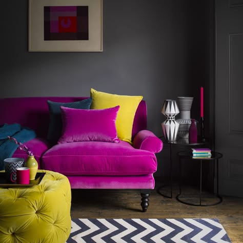 Hot pink velvet sofa in a living room with dark grey walls Velvet Sofa Living Room, Pink Velvet Sofa, Pink Living Room, Colourful Living Room, Sofa Colors, Living Room Diy, A Living Room, Black Walls, Design Living