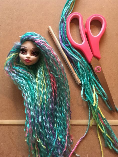 I love rerooting Monster High dolls with yarn Monster High Reroot, Rerooting Doll Hair, Monster High Diy, Doll Reroot, Dolls Ideas, Custom Monster High Dolls, Monster High Custom, Barbie Hair, Monster High Repaint