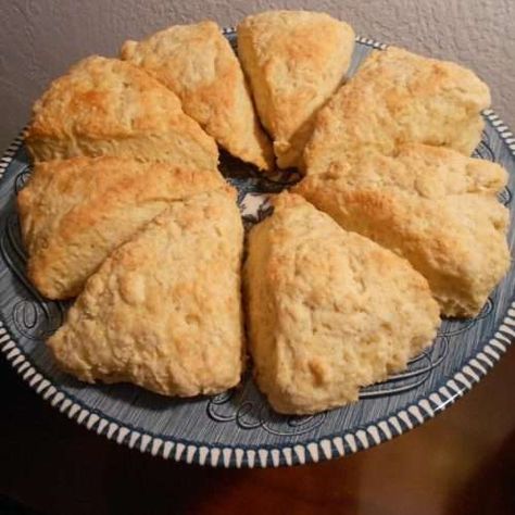 Sour Cream Scones Recipe, Breakfast Quick Bread, Recipes Using Sour Cream, Coconut Scones, Sour Cream Scones, Cream Scones Recipe, Oatmeal Scones, Sour Cream Biscuits, Make Sour Cream