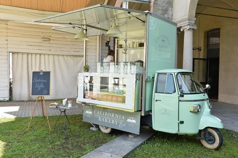 Cute Vintage coffee cart idea - PicChic by Vanity Fair | Flickr - Photo Sharing! Kombi Trailer, Mobile Cafe, Coffee Trailer, Coffee Van, Food Van, Coffee Truck, Coffee Carts, Food Trailer, Food Stall