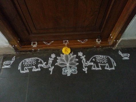 My friend's rangoli on occasion of Varalakshmi vratham. Varalakshmi Vratham, Very Easy Rangoli Designs, Rangoli Designs Photos, Rangoli Designs Simple Diwali, Rangoli Side Designs, Simple Flower Design, Indian Rangoli, Simple Rangoli Designs Images, Simple Rangoli Border Designs