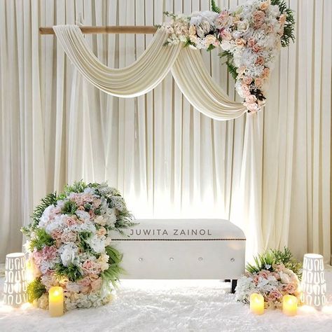 Pelamin Tunang Simple Klasik, Engagement Pelamin, Simple Engagement Decorations At Home, Wedding Drapery Backdrop, Pelamin Klasik, Diy Pelamin, Pelamin Tunang, Pelamin Nikah, Family Style Weddings