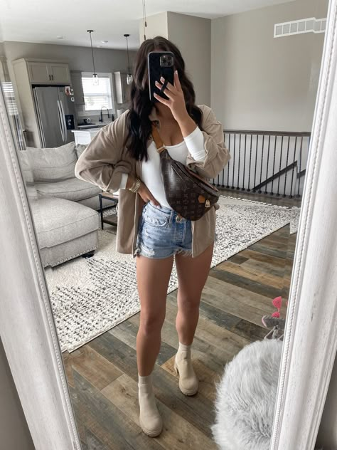 Trendy Fall Transition Outfits, Fall Outfits With Denim Shorts, Chelsea Boots And Shorts Outfit, Orlando Fall Outfits, Denim Short Fall Outfit, Chelsea Boots Shorts Outfit, Fall Outfits Florida Casual, Shorts With Chelsea Boots, Fall Outfits With Shorts And Boots