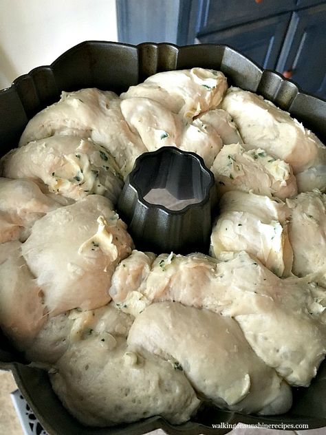 Monkey Bread Biscuits, Garlic Monkey Bread Recipe, Frozen Bread Dough Recipes, Rhodes Rolls Recipes, Rhodes Bread Dough, Pull Apart Monkey Bread, Garlic Monkey Bread, Biscuit Monkey Bread, Roll Dough Recipe