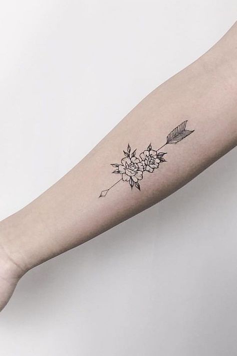 Arrow Tattoo Design With Flowers #flowertattoo #armtattoo Arrow Tattoo Flower, Arrow Tattoo With Flowers, Arrow And Flower Tattoo, Flower Arrow Tattoo, Tattoo Grandma, Arrow Forearm Tattoo, Flower Arrow, Tattoo Side, Arrow Tattoos For Women