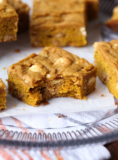 Pumpkin Blondies Recipe, Best Blondies Recipe, Pumpkin Blondies, Pumpkin Spice Desserts, Canned Pumpkin Recipes, Pumpkin Puree Recipes, Desert Scenes, Blondie Recipe, Easy Pumpkin Dessert