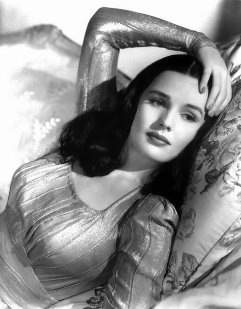 Even before she was famous, Frances Farmer had a bad girl reputation. In high school, she won a writing contest for her essay, "God Dies", and was awarded a Frances Farmer, Paulette Goddard, Classic Actresses, Hollywood Legends, Old Hollywood Glamour, Golden Age Of Hollywood, Vintage Glamour, Vintage Hollywood, Classic Beauty