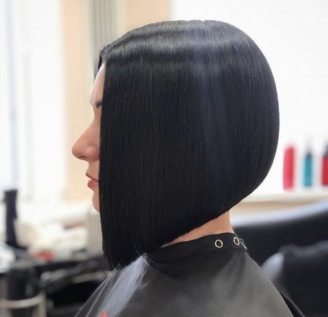 One Length Bob, Short Hair Transformation, One Length Bobs, Angled Bob Haircuts, Tortoise Hair, Corte Bob, Bob Haircut With Bangs, Hairstyle Trends, Latest Short Hairstyles