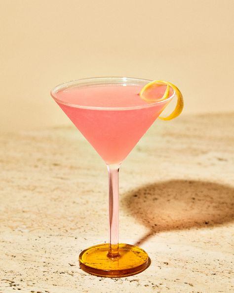 Cosmopolitan Cocktail Recipes, Pink Vodka, Cosmopolitan Recipe, Absolut Citron, Cosmopolitan Cocktail, Cranberry Juice Cocktail, Pink Drink, Flavored Vodka, Pink Drinks