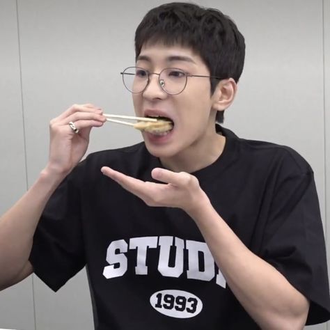 Wonwoo Eating, Seventeen Eating, Seventeen Minghao, Jeon Wonwoo, Seventeen Wonwoo, Like U, Seventeen