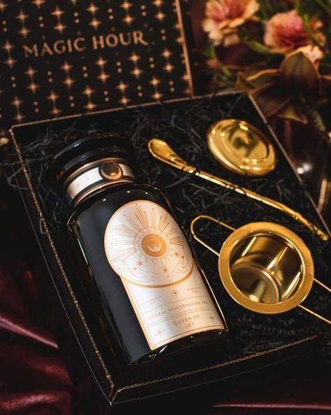 If you're a lover of mulled wine, holiday spiced cider, adaptogenic herbs, or women's wellness, then Magic Hour's warming winter blend, Queen of Joy tea will be one you'll want to sip again and again this season! This organic tea helps to calmly navigate stress, boost immunity, and nourish your skin for a healthy glow. Sip RoyalTea, like the Queen that You Are. Excellent Christmas gift idea for anyone looking to improve their joy! Luxury Box Design, Winter Blend, Tea Gift Box, Joy Gifts, Wine Gift Set, Bath Inspiration, Tea Gift Sets, Fitness Abs, Spiced Cider