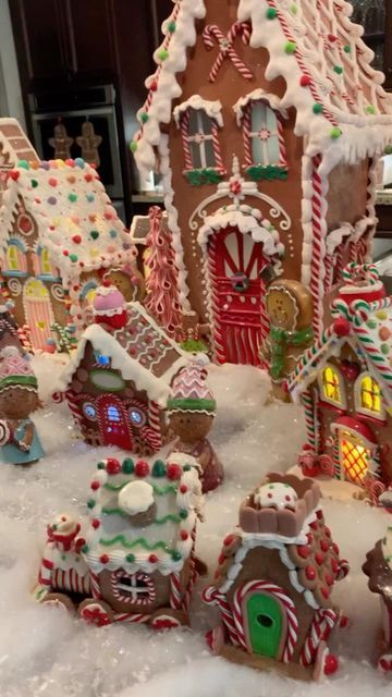 Christmas Village Gingerbread House, Gingerbread Town Christmas Villages, Gingerbread Christmas Village Display, Gingerbread House Village Display Ideas, Christmas Village Gingerbread, Ginger Bread House Village, Gingerbread House Village Ideas, Gingerbread Display Ideas, Gingerbread House Display Ideas