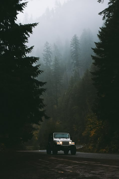 Jeep Roadtrip Aesthetic, Cars In Nature, Road Trip Photography Car, Off Road Aesthetic, Jeep Road Trip, Car Driving Through Forest, Black Jeep Aesthetic, Car In Nature, Car Road Trip Aesthetic