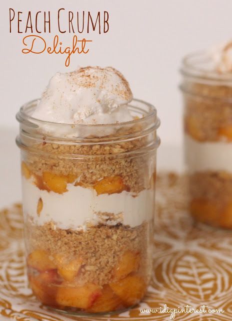 Layered Peach Crumb Delight - I Dig Pinterest Easy Microwave Desserts, Peach Pie Bars, Cheesecake Jars, Pie In A Jar, Peach Cheesecake, Cake Jars, Microwave Dessert, Mason Jar Desserts, Peach Crumble