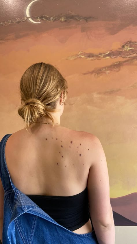 Stars On Spine Tattoo, Stars Tattoo Back Shoulder, Constellation Tattoo On Shoulder, Back Constellation Tattoo, Back Tattoo Constellation, Constilation Tattoo Back, Ursa Major Tattoo Minimalist, Back Stars Tattoo, Ursa Major Constellation Tattoo