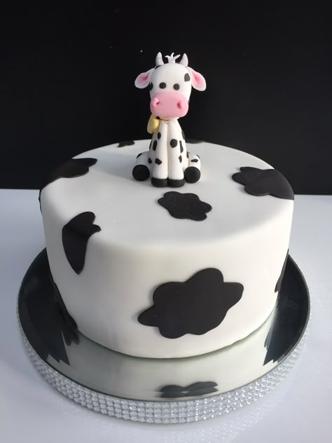 Cow Cake Design, Cow Party Cake, Cow Deserts, Cow Print Baby Shower Cake, Cow Cake Birthday Boy, Cow Baby Shower Cake, Cow Theme Cake, Birthday Cake Cow, Cow Cake Ideas