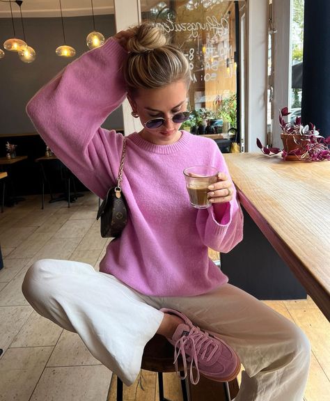 Pink Jumper Outfit, Pink Sweater Outfit, Holiday Fits, Jumper Outfit, Pink Jumper, Outfit Pink, Clothing Styles, Vacation Outfits, Fall Winter Outfits