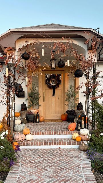 Cyn Stiller on Instagram: "Decorated our front porch!! But I still feel like I need a few more jack o lanterns. You can never have too many!" Eclectic Front Porch, Cozy Front Yard, Porch Urns, Pumpkin Porch, Porch Pumpkins, Jack O Lanterns, Elegant Halloween, Halloween Front Porch, Posh Style