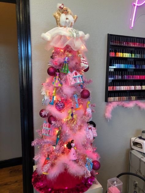 Barbie Christmas tree using McDonalds barbies from the 90’s. Topped with 1989 Barbie for my birth year. Barbie Christmas Tree Topper, Barbie Christmas Tree Ideas, Barbie Christmas Decorations, Tree With Butterflies, Festival Of Trees Ideas, Barbie Tree, Barbie Christmas Tree, Weird Barbie, Clothes Bedroom