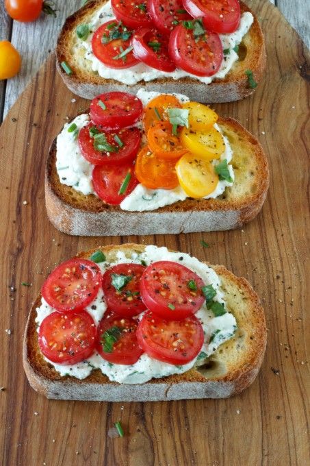 Fresh Tomato and Herbed Ricotta Bruschetta Ricotta Bruschetta, Herbed Ricotta, Bruschetta Recipe, Quick And Easy Appetizers, Salad Pasta, Fun Mail, Buffalo Chicken Dip, Healthy Kitchen, Curries