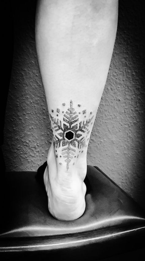 Snowstorm Tattoo, Small Snowflake Tattoo, Snowflake Tattoo, Winter Tattoo, Snow Tattoo, Snow Flake Tattoo, Tattoo Dotwork, Geniale Tattoos, Snow Flakes