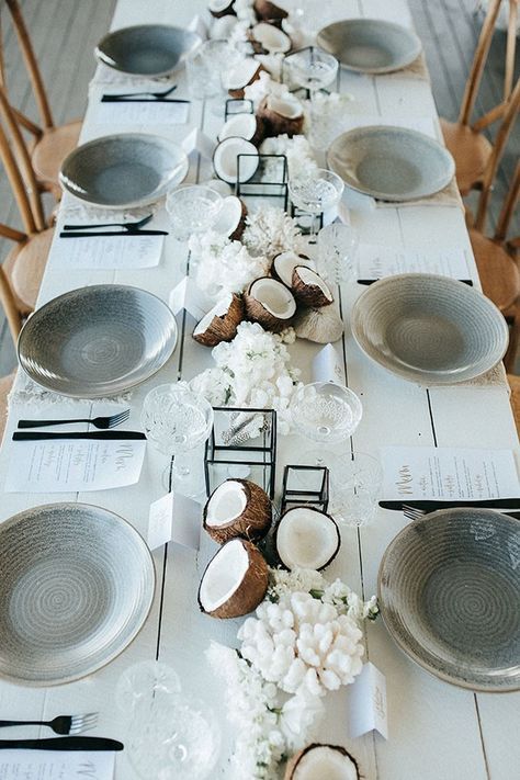 Beach Wedding Tables, Rustic Table Setting, Rustic Wedding Decorations, Minimalist Wedding Decor, Beach Wedding Reception, Beach Table, Tablescape Inspiration, Beach Wedding Decorations, Wedding Table Decorations