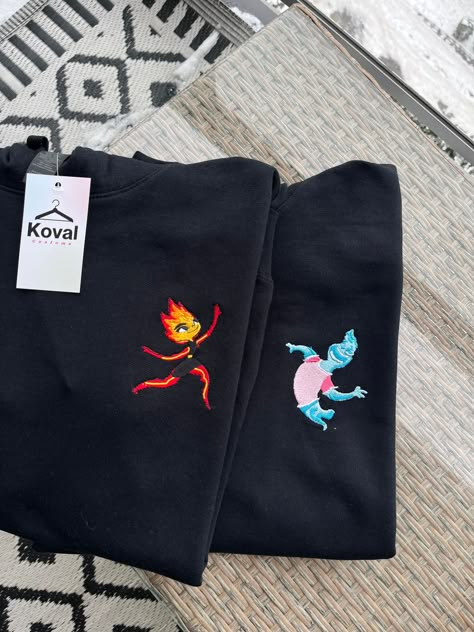 Feuer Passende Hoodies für Sie, Ihn, paar Hoodies bestickt. Feuer-Eis bestickte Hoodies, passendes Set. Perfektes Geschenk für: Jubiläen, neue Paare, Valentinstag, Verlobungen, Junggesellenabschiede, personalisierte Geschenke oder gruppenbasierte besondere Anlässe.  GRÖSSE & PASSFORM 🥳   Alle unsere Sweatshirts & Hoodies haben eine Unisex-Passform, bitte beachten Sie unsere Größentabelle in den Fotos. Wir empfehlen dir, deine Lieblings-Sweatshirts mit unserer Größentabelle zu vergleichen, um di Matching Couple Hoodies Ideas, Couple Hoodies Ideas Design, Couples Sweatshirts Hoodie, Hoodie For Couples, Hoodies For Him, Hoodies For Couples, Couple Sweatshirts, Matching Hoodies For Couples, Hoodie Couple