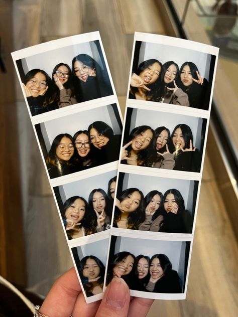 Photo Booth Wallpaper, Photo Booth Ideas With Friends, Photobooth Ideas Best Friends, Photo Booth Pictures Aesthetic, Photobooth Pictures Friends, Aesthetic Photo Booth Pics, Poses For Photobooth Friends, Cute Poloroid Pictures Ideas Friends, Photo Booth Picture Ideas