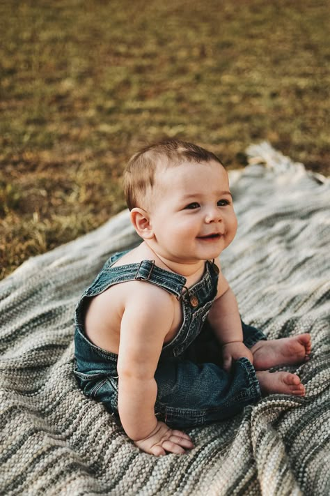 One Year Old Milestone Photo, Outdoor Baby Boy Photoshoot, 6 Month Old Outdoor Photoshoot, First Year Family Photoshoot, Simple 1 Year Photo Shoot, Outdoor 1 Year Photoshoot, One Year Old Pictures Boy, 1st Year Photoshoot Ideas, Boy 1 Year Photo Shoot