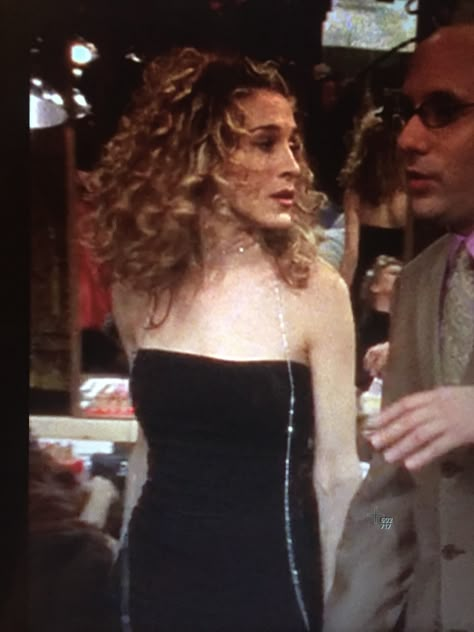 Carrie Bradshaw Club Outfits, Carrie Bradshaw Night Outfits, Carrie Bradshaw Black Dress, Carrie Bradshaw Outfits Season 1, Iconic Carrie Bradshaw Outfits, Carrie Outfits, Carrie Bradshaw Dresses, Satc Outfits, Milkshake Hair Products