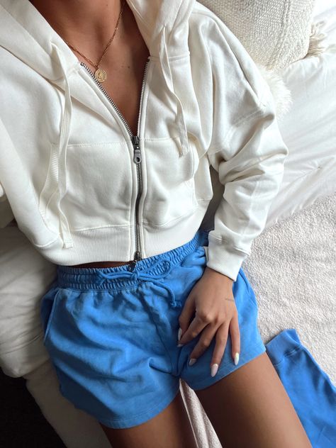 Fleece Shorts Outfit, School Ootd, Outfit Styling, Summer Outfits For Teens, Shorts Outfit, Lazy Day Outfits, Fleece Shorts, Blouse Outfit, Romper Pants