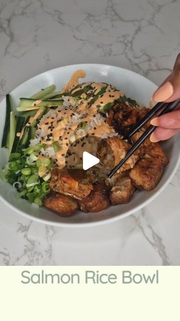 Tanya - Queen Of Hacks 👸🏿 on Instagram: "Salmon Rice Bowl 🥣 RECIPE ⬇️ Join me on Sundays for some cooking content 😋. RECIPE: Ingredients: Salmon  - Marinade in 1/3 cup of soy sauce, 1/3 cup of honey, 4 minced garlic cloves and a tablespoon of each spice, ginger, onion powder, chilli flakes, all purpose. Sauce - Mayonnaise & Sriracha Rice Toppings - Avacado, Cucumber, Sesame Seeds, Spring onion, Chilli Oil, Sauce. Cut salmon into cubes and marinate. Fry salmon on medium heat for 5 minutes on each side (total of 10 minutes). You can also air fry or bake. Place salmon on top of your rice and add all your Toppings. 😋 Enjoy! #cookwithme #cookingreels #trendingrecipes #foodies #salmon #salmonrecipes #salmonricebowl #yummyfood #homecooking #healthyfood #healthyrecipes #tastyfood" Sriracha Rice, Rice Toppings, Salmon Marinade, Salmon Rice, Salmon Rice Bowl, Chilli Oil, Rice Bowls Recipes, Fried Salmon, Salmon And Rice