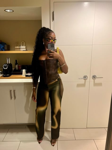 Concert Classy Outfit, Brown And Gold Outfits For Black Women, Outfit Inspired Black Women, Birthday Outfit Ideas For Women Spring, Birthday Outfit Inspo Black Women, All Black Dinner Outfits Black Women, Neutral Birthday Outfit, Jhene Aiko Concert Outfit Ideas, Classy Concert Outfit