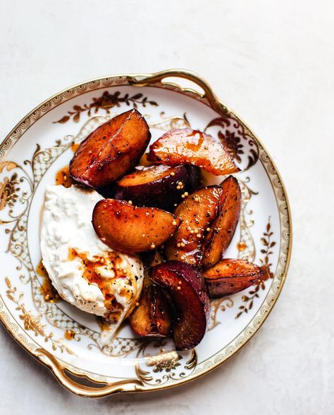 Summer Dessert on the Grill – Peaches with Ricotta Cheese Barbecue Outfit, Burrata Pizza, Burrata Recipe, Cooking Torch, Grilled Desserts, Dried Plums, Fruits Photos, Thanksgiving Food Desserts, Grilled Peaches