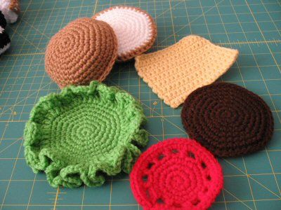 Super Simple Crochet Patterns, Hamburger Crochet, Crochet Food Patterns, Crochet Hamburger, Amigurumi Book, Food Crochet, Awesome Crochet, Crochet Fruit, Food Patterns