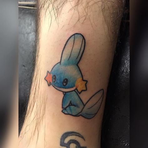 Mudkip Tattoo, Tattoo Cute, Pokemon Starters, Pokemon Tattoo, Cool Tattoos, The Amazing, Tattoo Ideas, Geek Stuff, Pokemon