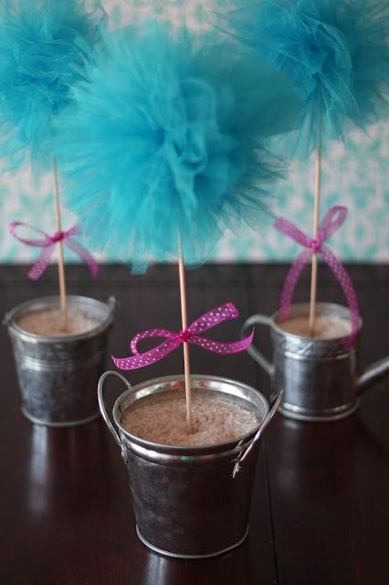 Tulle Pom Pom Topiary DIY. Could use RED / WHITE / BLUE tulle for 4th of July decor! Would resemble a firework too on top. Pom Pom Topiary, Pompon Tulle, Tulle Pom Pom, Girl Baby Shower Centerpieces, Tulle Crafts, Topiary Diy, Tulle Poms, Seuss Party, Tulle Balls