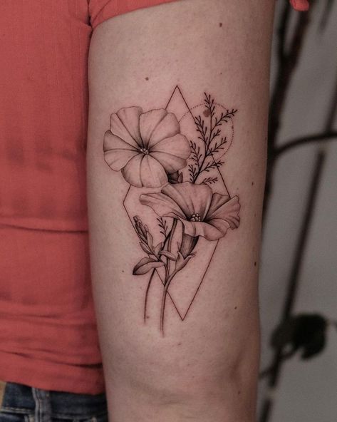 𝗟𝗮𝘂𝗿𝗲𝗻 𝗔𝗶𝗴𝗻𝗲𝗿-𝗪𝗲𝘀𝘁𝗲𝗿𝘃𝗲𝗹𝘁 | Petunia flowers for her grandma 💕 thanks for your trust Anamaria! #floraltattoo #petuniatattoo #flowertattoo #geometrictattoo… | Instagram Petunia Tattoo, Petunia Flowers, Flowers For Her, Petunia Flower, Birds Tattoo, How To Be Likeable, Get A Tattoo, Tattoo Idea, Petunias