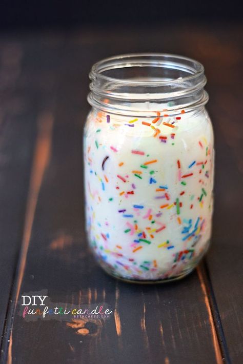 Diy Funfetti Candle, Candle Projects, Candle Candle, Mason Jar Crafts Diy, Diy Simple, Navidad Diy, Mason Jar Candles, Homemade Candles, Mason Jar Diy