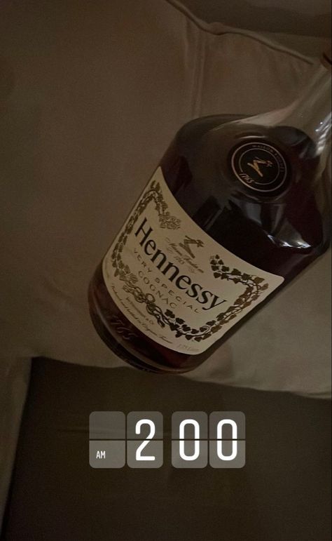 Hennessy Aesthetic, Pot Aesthetic, Hennessy Drinks, Hennessy Bottle, Gangsta Girl Style, Pretty Alcoholic Drinks, Alcohol Party, Alcohol Aesthetic, Ice And Spice