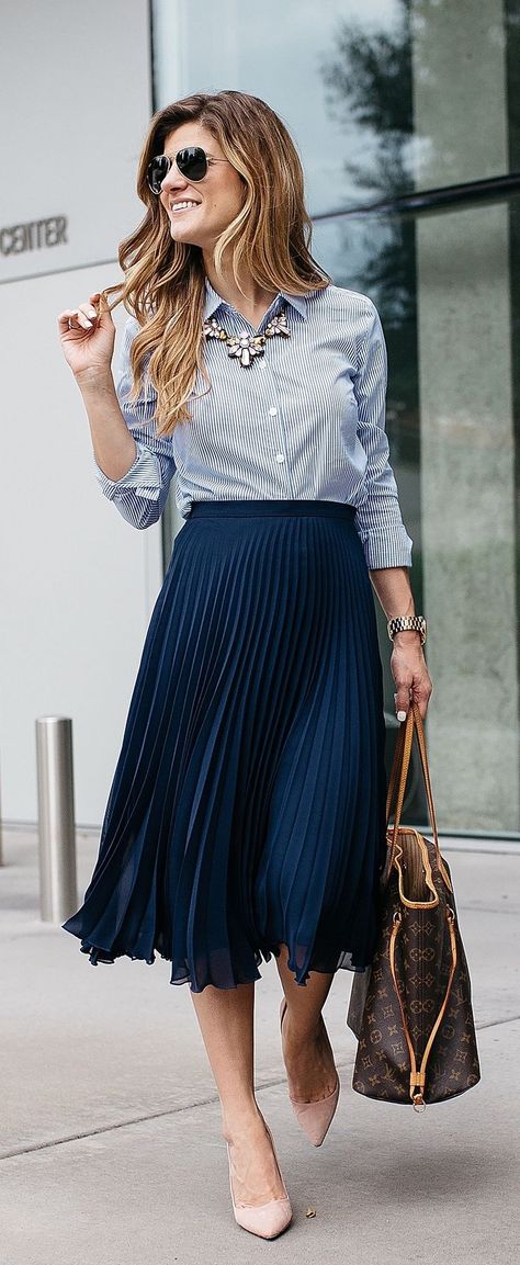 business casual outfit idea, pleated skirt outfit for work, how to wear a midi… Midi Skirt Outfits Summer, Fashionable Work Outfits, Rok Outfit, Pleated Skirt Outfit, Skirt Diy, Midi Skirt Outfit, Outfit Chic, Rock Outfit, Summer Work