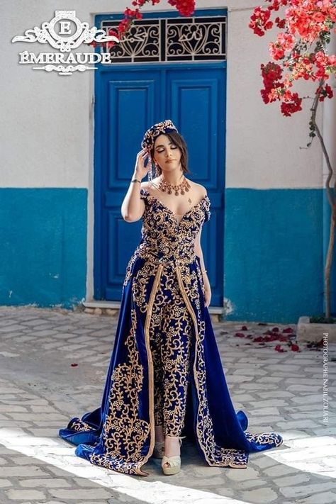 Modest Prom Gowns, Arab Dresses, Designer Dresses Elegant, Muslimah Wedding Dress, Velvet Dress Designs, Soiree Dress, Blue Homecoming Dresses, High Fashion Outfits, Hot Women Dress