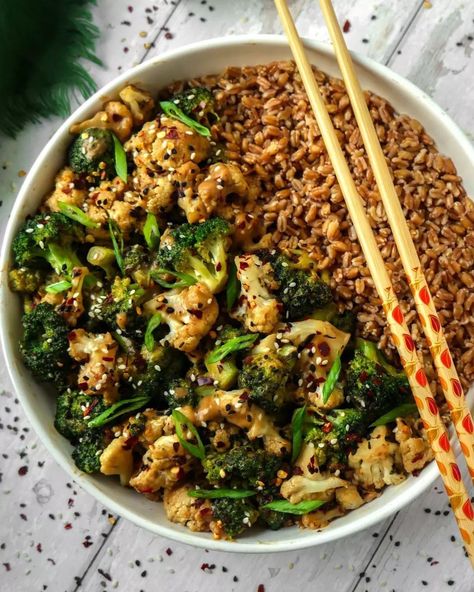 MISO GINGER CAULIFLOWER AND BROCCOLI STIR-FRYby @leeksnbeets❇️ FOR THE STIR-FRY ⤵️🔹2 cups broccoli florets🔹2 cups cauliflower florets🔹1 tbsp neutral oil🔹1 tsp corn starch dissolved in ¼ cup cold water❇️ FOR THE SAUCE ⤵️🔹2 tbsp white miso paste🔹¼ cup water🔹1½ tbsp soy sauce🔹1 tbsp toasted sesame oil🔹1 tbsp agave or maple syrup🔹1 tbsp fresh ginger, grated🔹1 tbsp rice wine vinegar🔹1 tsp sriracha (optional)🔹½ tsp white pepp White Miso Paste, Broccoli Lemon, Cauliflower And Broccoli, Vegan Fried Rice, Pistachio Salad, Toasted Sesame Oil, Healthy Asian Recipes, Honey Chipotle, Miso Paste