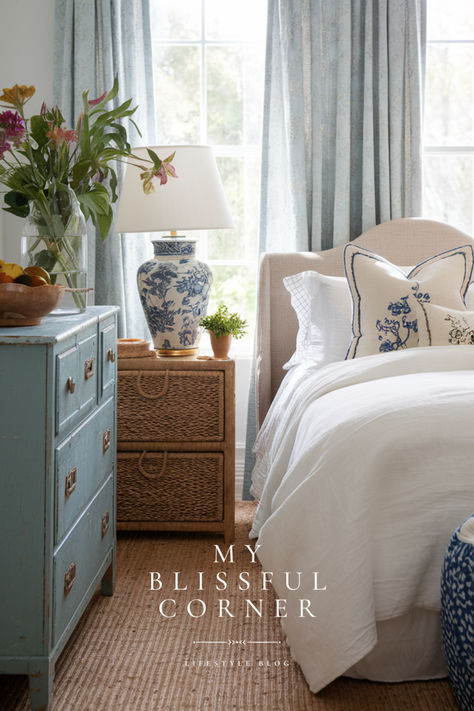 cozy bedroom decor Hamptons Style Bedroom, Warm Bedroom Aesthetic, Room Ideas Elegant, Elegant Bedroom Ideas, Ideas Master Bedrooms, Cozy Bedroom Aesthetic, Master Bedrooms Decor Cozy, Bedroom Comfy, Comfy Bedding