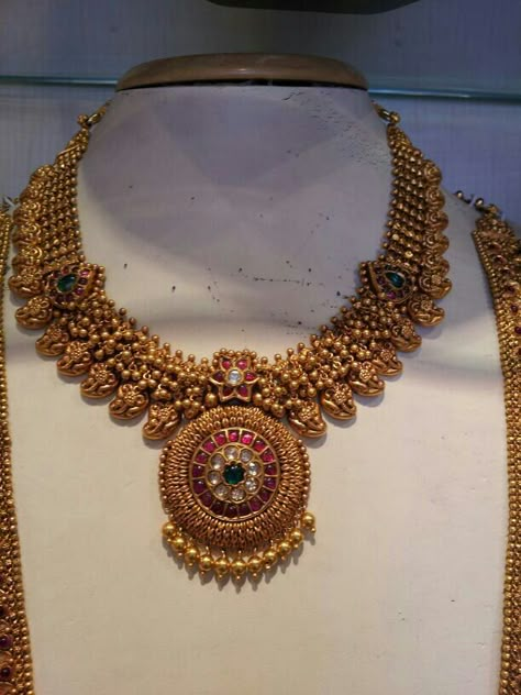 Antique gold rani har Haram Designs, Temple Jewelry Necklace, Gold Temple Jewellery, Gold Jewelry Outfits, Antique Gold Jewelry Indian, Job Tweets, Gold Necklace Indian Bridal Jewelry, Gold Jewelry Stores, Antique Jewelry Indian