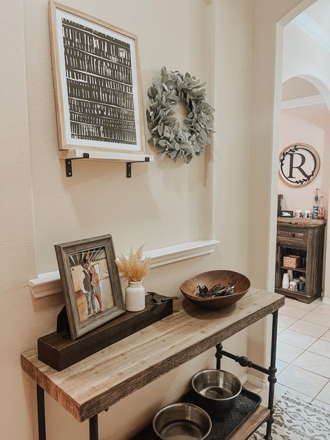 Western Entryway, Entry Table Decor, Entry Table, Western Decor, Cool Rooms, Diy Home Decor, Entryway, Home Diy, Sweet Home