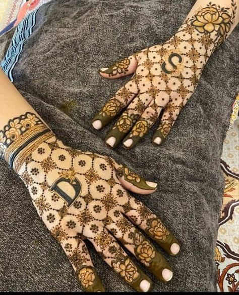 Name Letter Mehndi Design, Housewarming Mehendi Designs, Name Mehandi Designs, Designer Mehndi Designs, Groom Mehendi Design, Name Mehndi Design, Heart Mehendi, Sider Mehndi, Mehendi Makeup