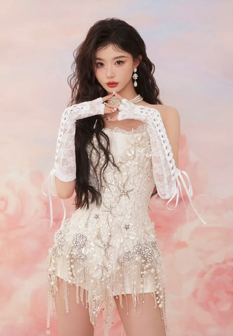 Western Performance Outfit, Chinese Clothes Aesthetic, Chinese Stage Outfits, Kpop Idol Outfits Stage, Stage Dress, Snow Kong, Trends 2025, Kpop Concert Outfit, Female Inspiration